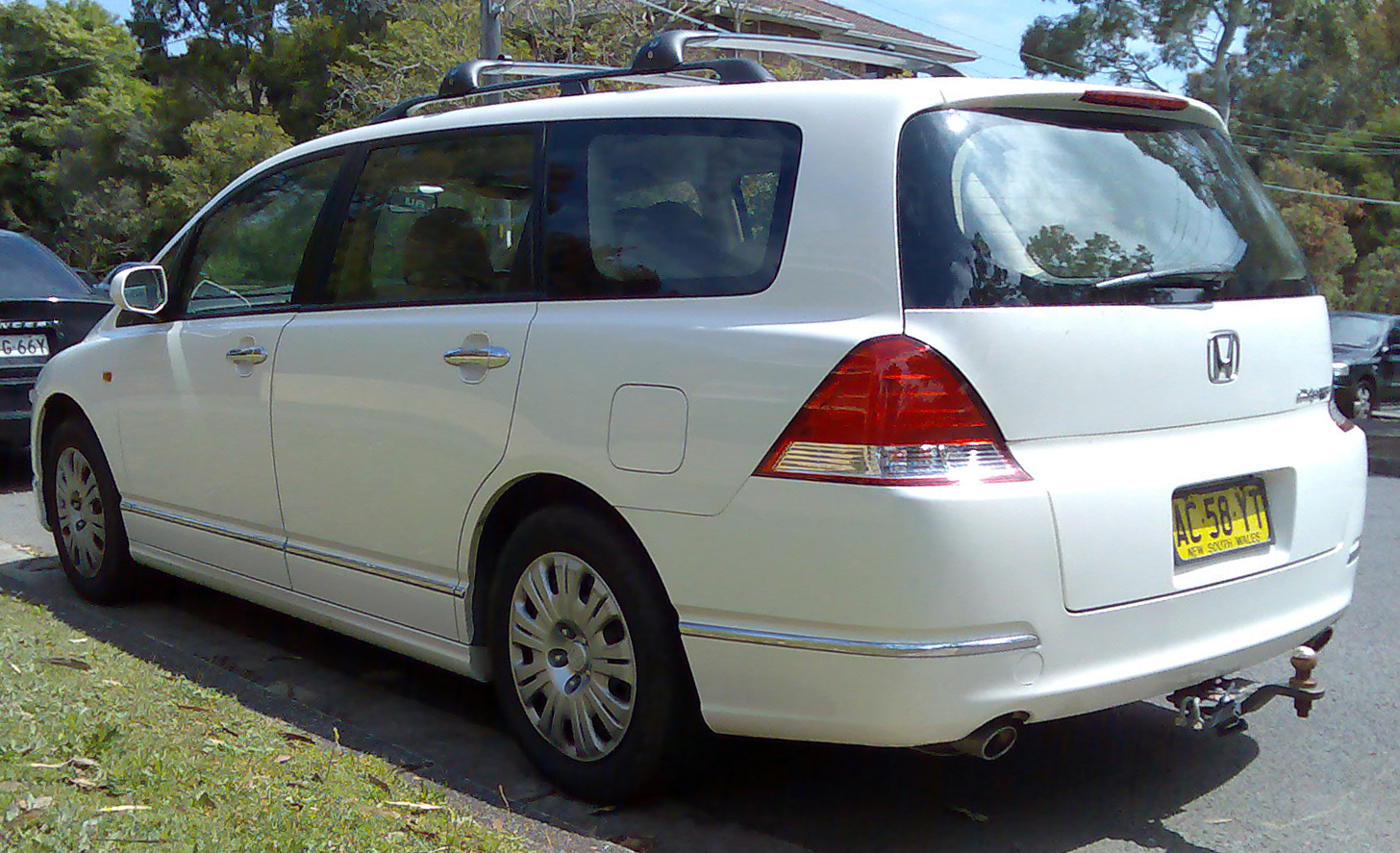 2004-2006_Honda_Odyssey_van_01.jpg
